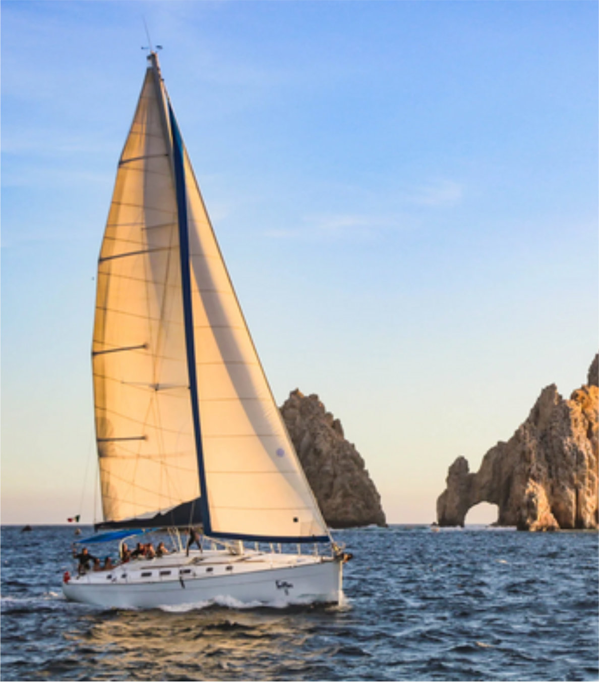 Velero de lujo al atardecer